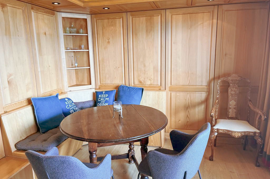 2-Table Corner